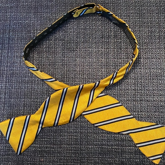 Lands’ End Bow Tie - Picture 1 of 5